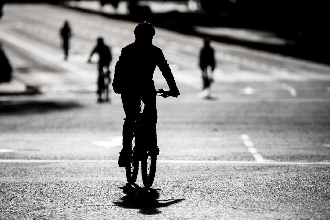 Varias personas realizan deporte en bicicleta 