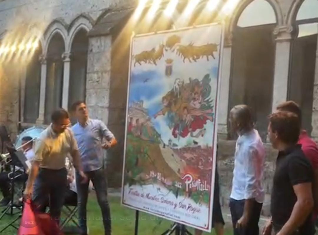 El autor del cartel, Javier Matesanz, en el momento de descubrir su creación para San Roque 2022