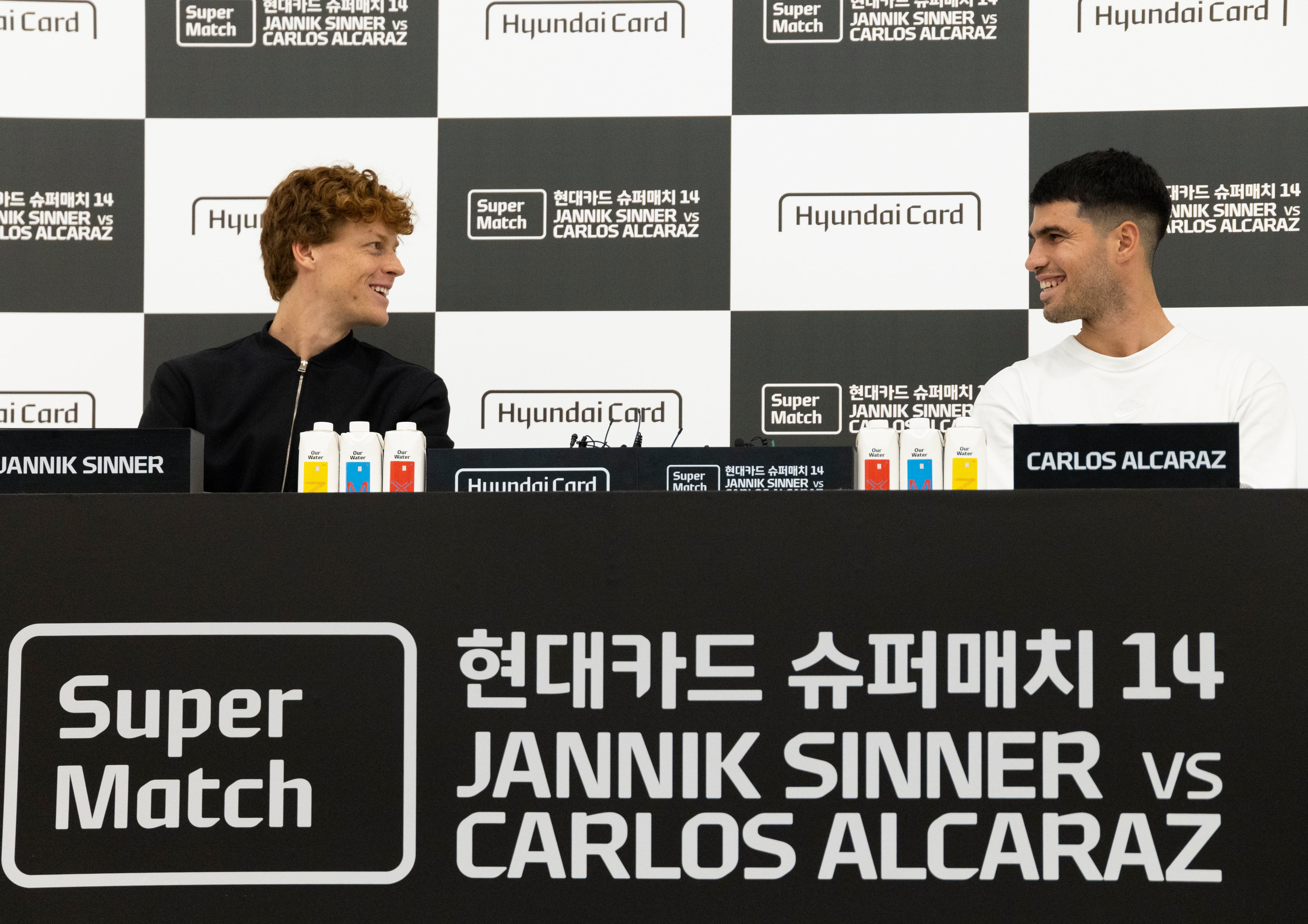 Jannik Sinner y Carlos Alcaraz en la rueda de prensa previo al duelo en Seúl