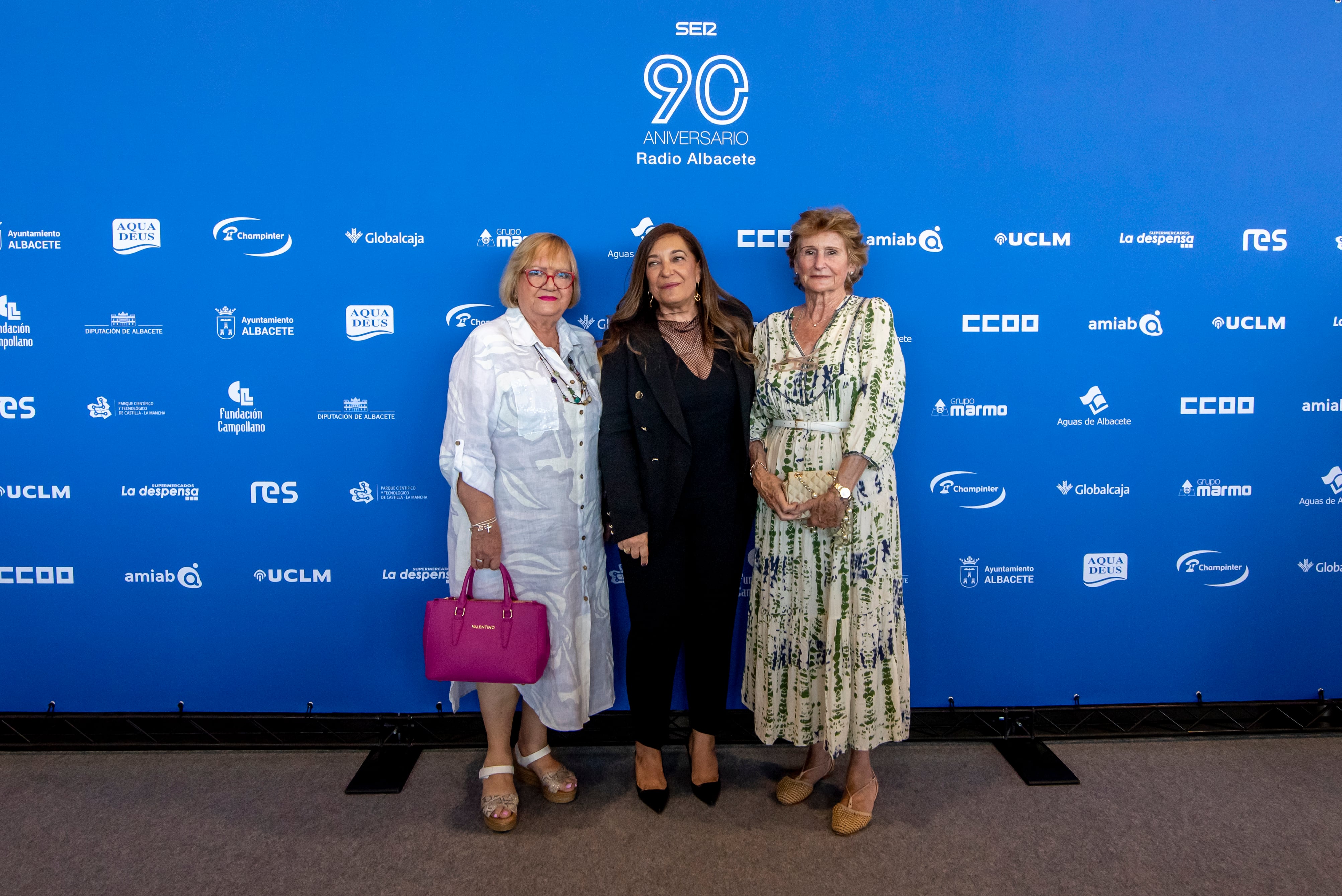 La presidenta de Manos Unidas en Albacete, Paqui Morcillo, la directora de Radio Albacete, Justina Gómez, y la vicepresidenta de Manos Unidas en Albacete, Pilar Martínez.