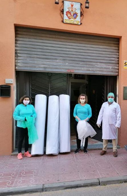 Componentes de la hermandad de la Santa Cena realizan labores solidarias frente al coronavirus
