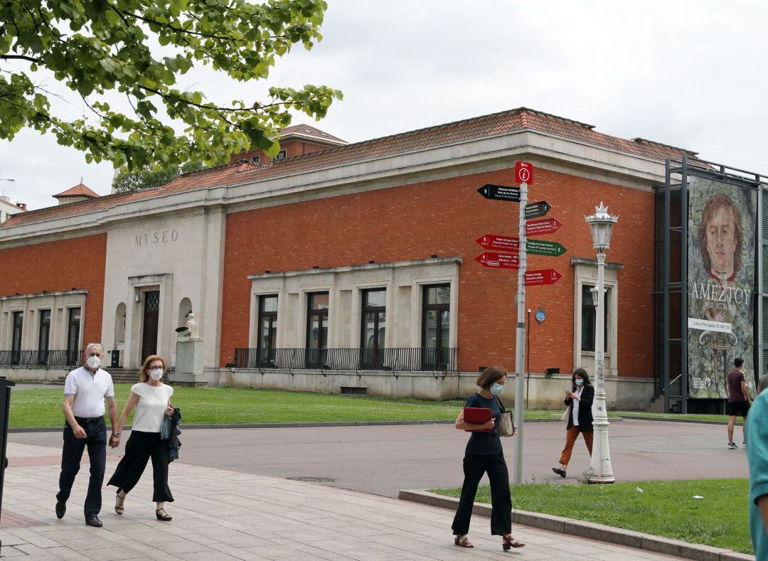 -Imagen del museo de Bellas Artes de Bilbao, que junto con el Guggenheim, han recibido en el mes de junio, el primero de reapertura de sus salas tras el cierre por la crisis del coronavirus, 2.307 y 8.383 visitantes, respectivamente, lo que suponen unas cifras mejores de las esperadas en sus previsiones iniciales, pese a reanudar la actividad con horarios reducidos y estando todavía vigentes importantes restricciones en la movilidad de las personas. 