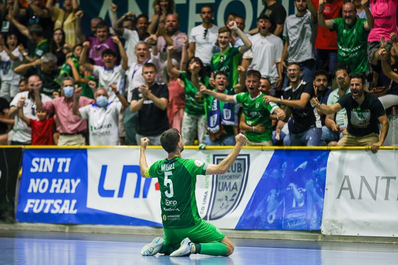 Miguel Conde celebra con su afición el título de Copa del Rey