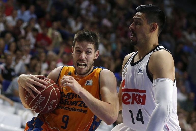 GRA080. MADRID, 07/06/2015.- El jugador del Real Madrid Gustavo Ayón (d) intenta frenar a Sam Van Rossom (i), del Valencia, durante el partido de playoff de semifinales de la Liga Endesa que han disputado hoy en el Barclaycard Center de Madrid. EFE/Javier Lizón