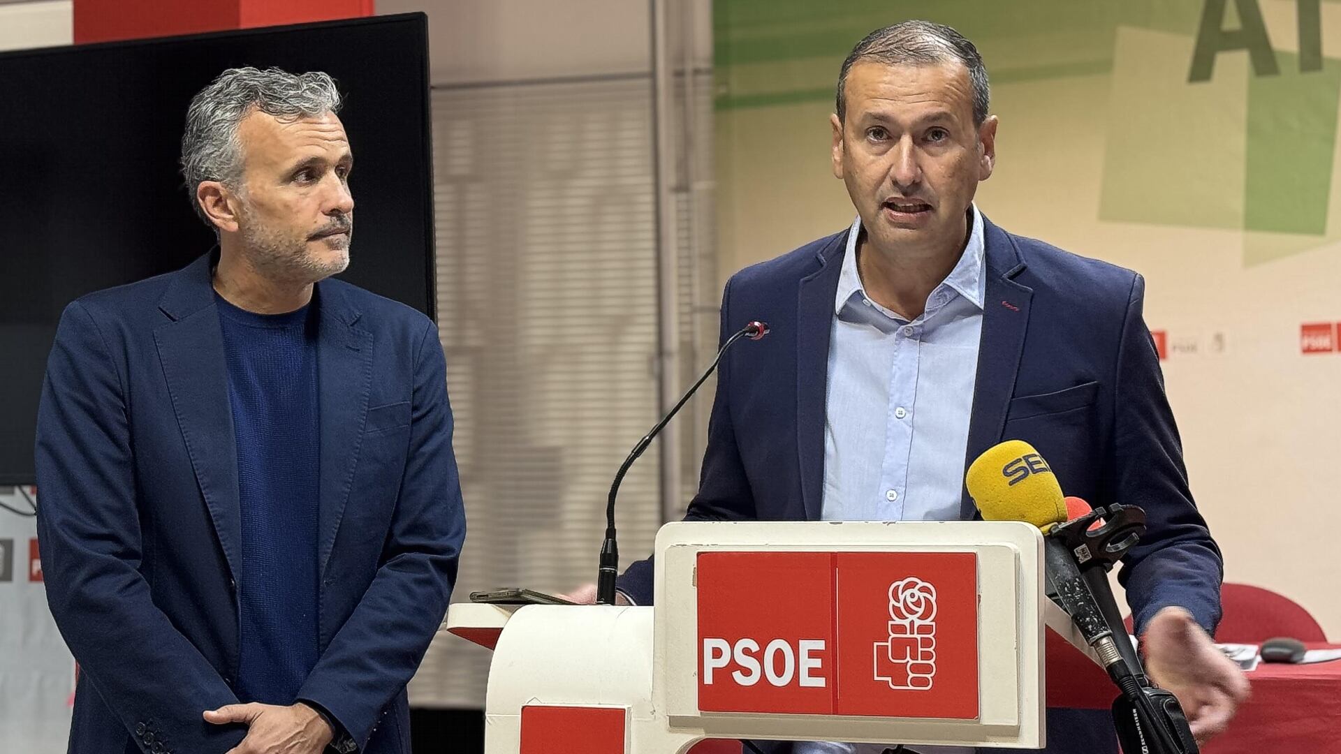Manuel Lara en rueda de prensa en la sede del PSOE de Antequera