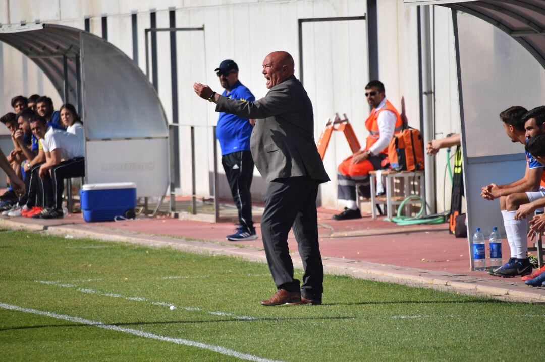 Andrés García Tébar dando instrucciones desde el area técnica