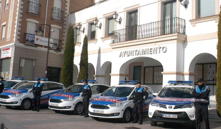 Policía Local presenta sus nuevos cinco vehículos a las puertas del Ayuntamiento de Sanse