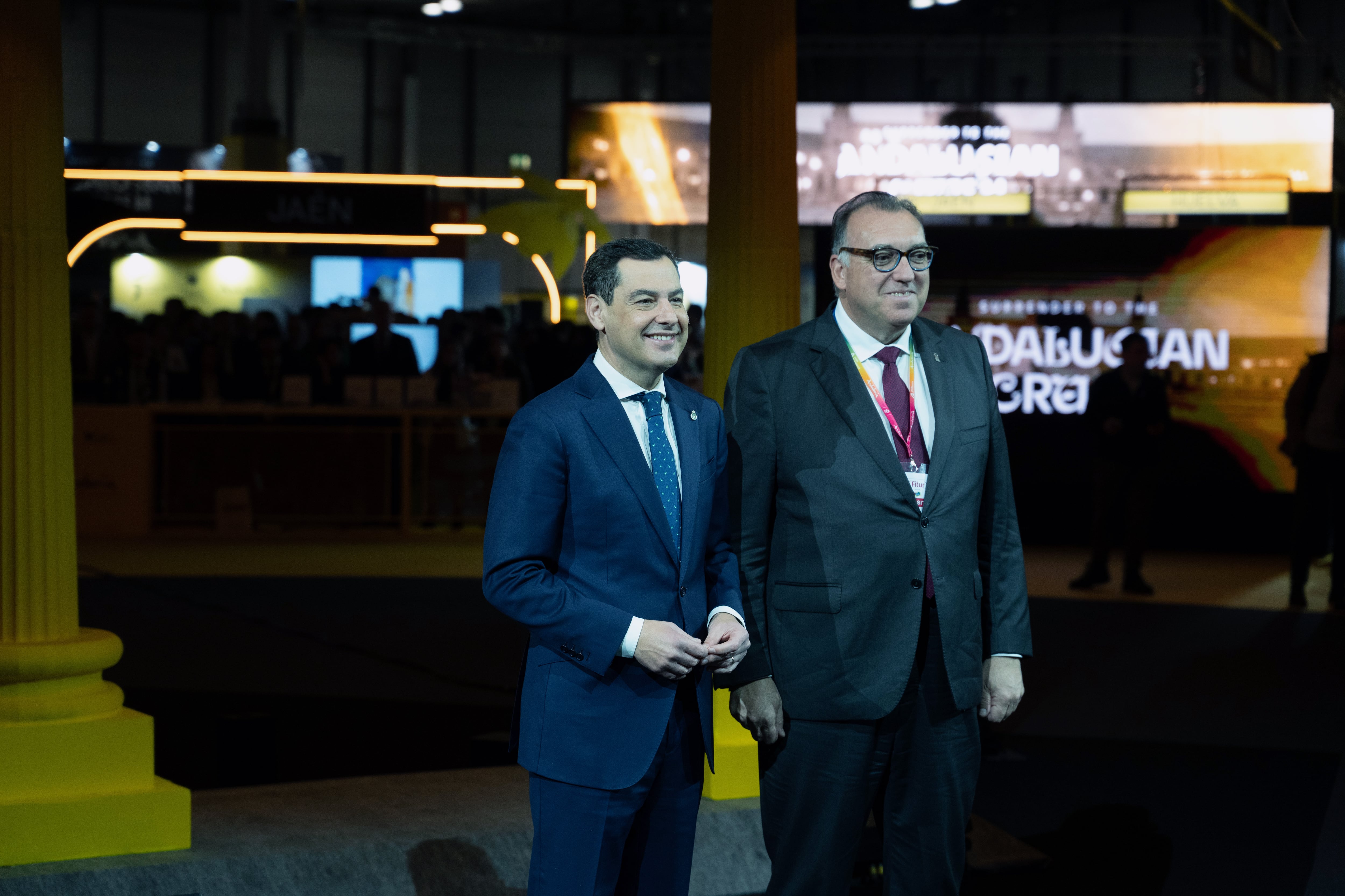 MADRID, 22/01/2025.- El presidente Andalucía, Juanma Moreno (i), en el expositor de Andalucía tras la inauguración este miércoles la 45 edición de Fitur, a la que está prevista la asistencia de unas 250.000 personas y que se celebra en los pabellones de Ifema en Madrid. EFE/ FERNANDO VILLAR
