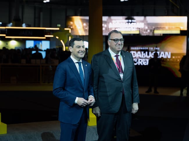 MADRID, 22/01/2025.- El presidente Andalucía, Juanma Moreno (i), en el expositor de Andalucía tras la inauguración este miércoles la 45 edición de Fitur, a la que está prevista la asistencia de unas 250.000 personas y que se celebra en los pabellones de Ifema en Madrid. EFE/ FERNANDO VILLAR