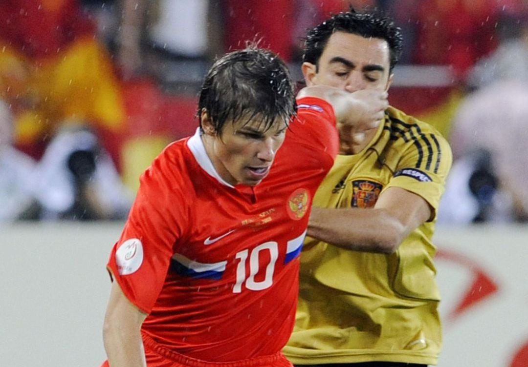 Andrey Arshavin desborda a Xavi en la semifinal de la Eurocopa 2008