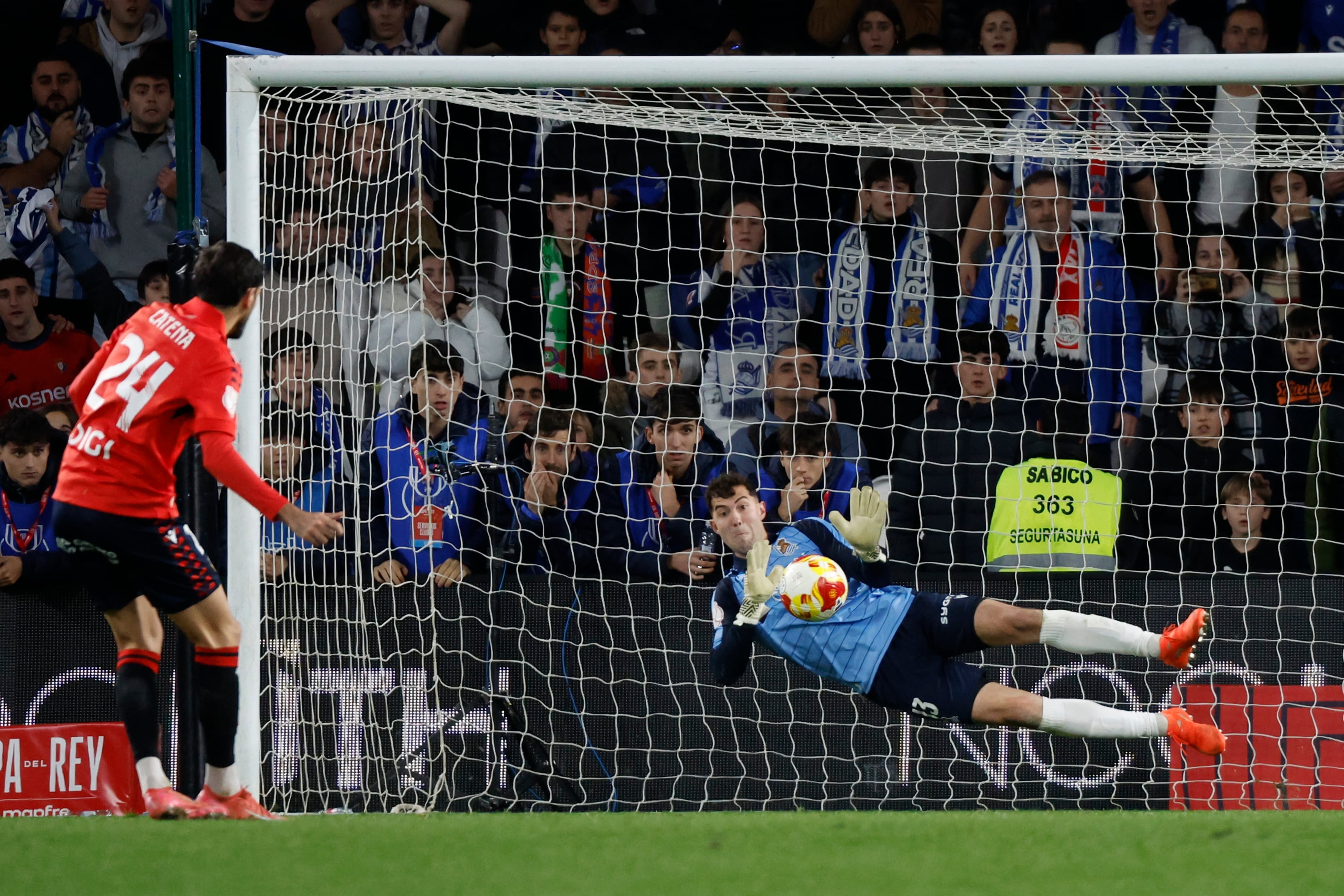 El guardameta de la Real Sociedad, Unai Marrero, detiene el último penalti lanzado por el defensa de Osasuna, Alejandro Catena, dando el pase del equipo donostiarra a la siguiente fase de la final de la Copa del Rey, tras el encuentro que han disputado este martes en el estadio de Anoeta, en San Sebastián