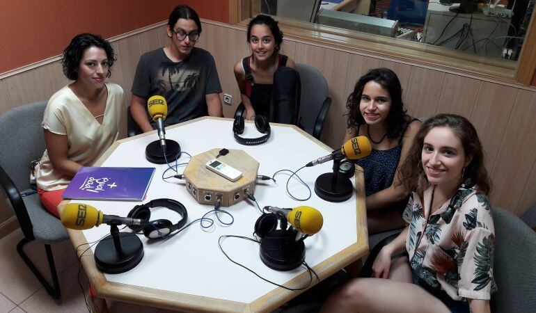 Raquel Carvajal, concejala de Igualdad de Fuenlabrada, (i) junto a Carlos, Nicole, Begoña e Irene, del grupo 'Hércules de Copenhague'