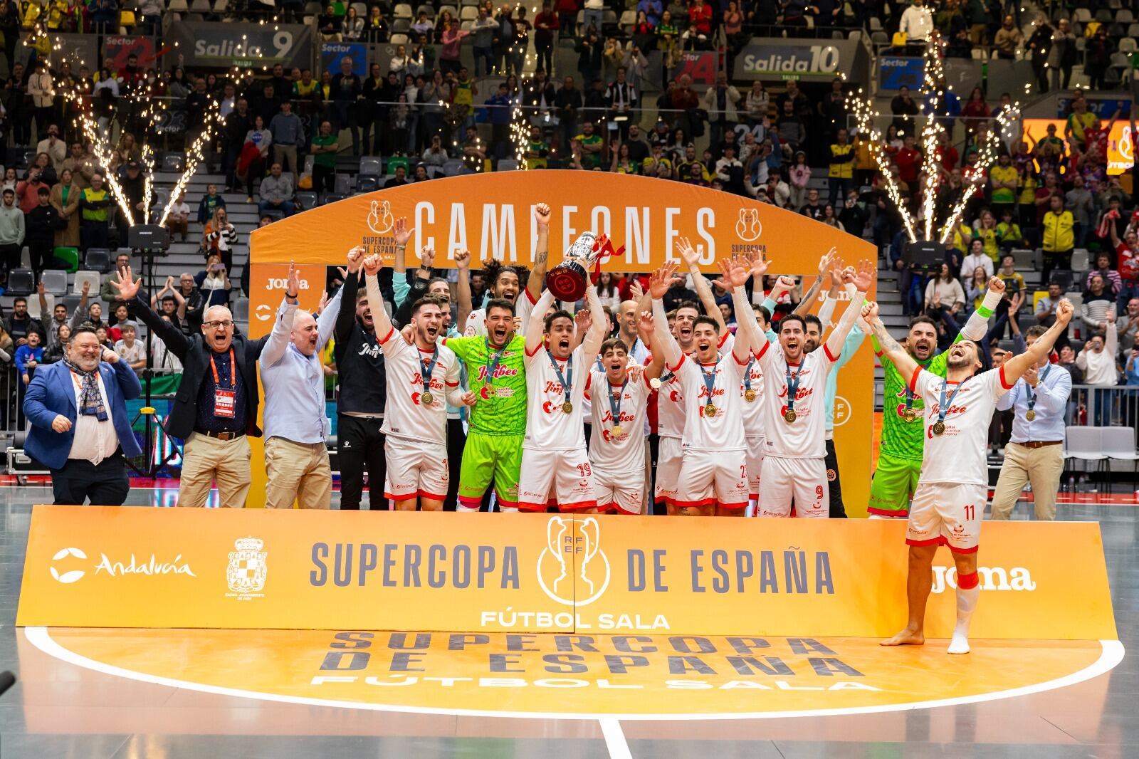 La plantilla del Jimbee levanta la Supercopa