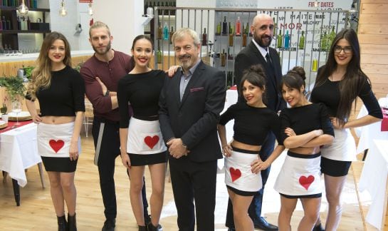 Carlos Sobera y el equipo de camareros de First Dates, en Cuatro