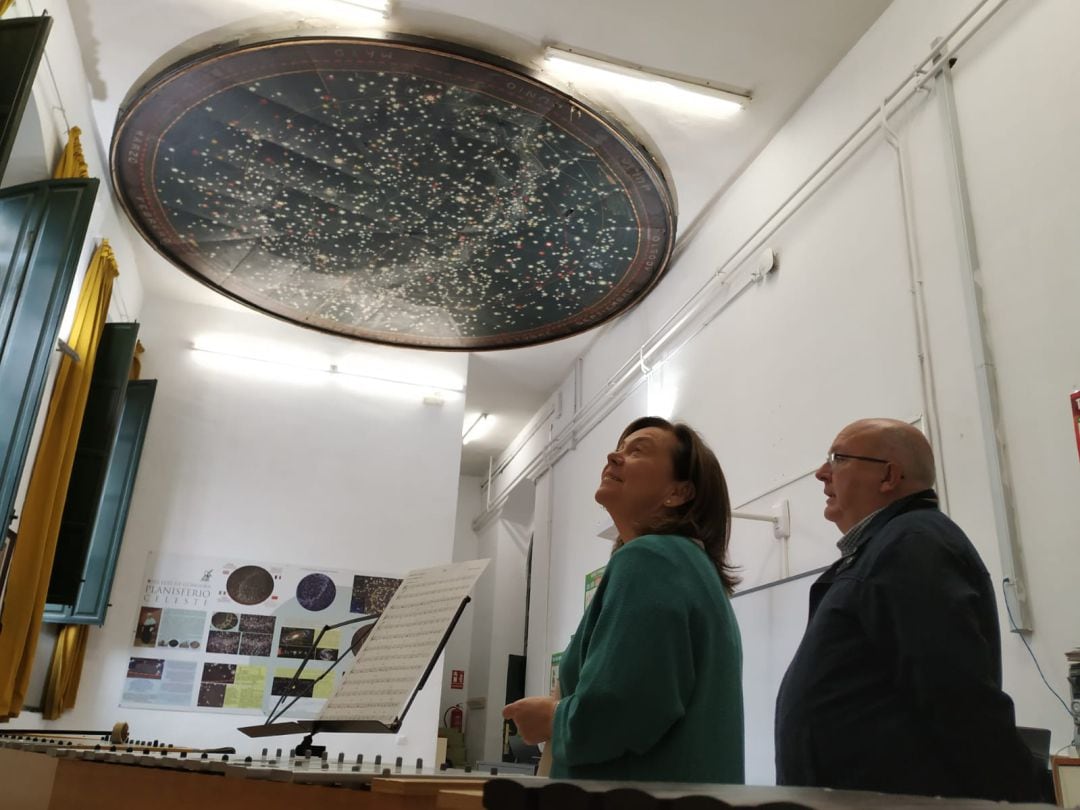 María José Marín, vicedirector del IES Góngora y Manuel Toribio, ex vicedirector del centro, en el aula en la que está instalado el planisferio.