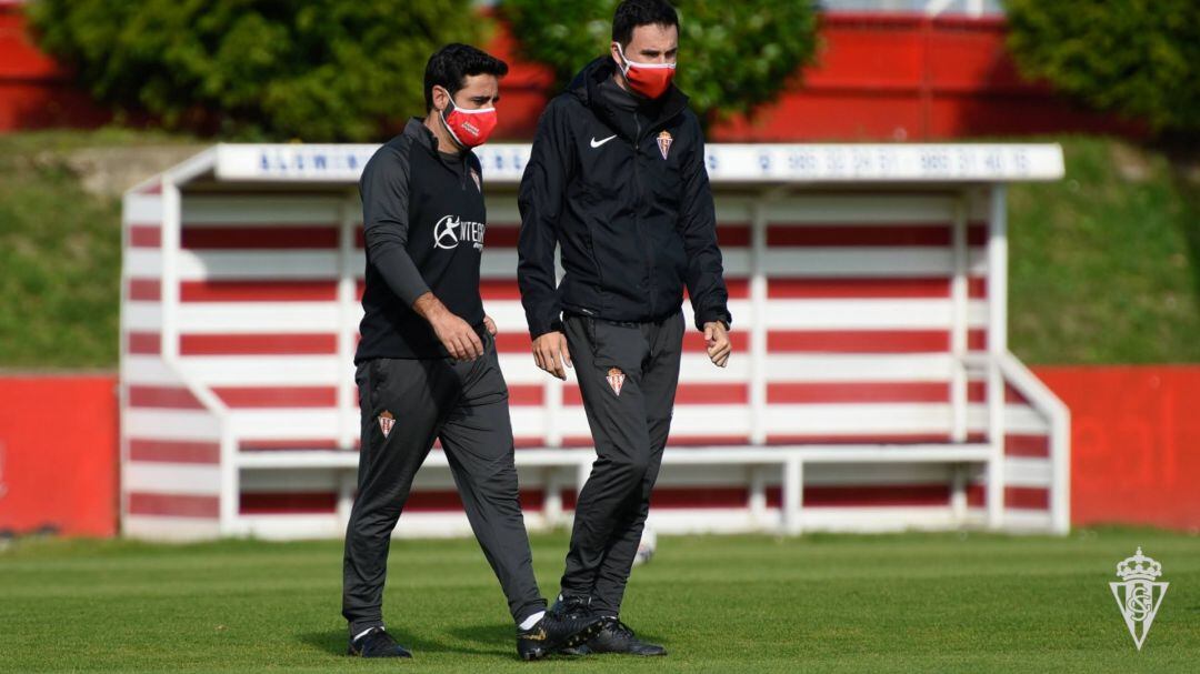 El entrenador del Sporting, David Gallego, durante un entrenamiento. 