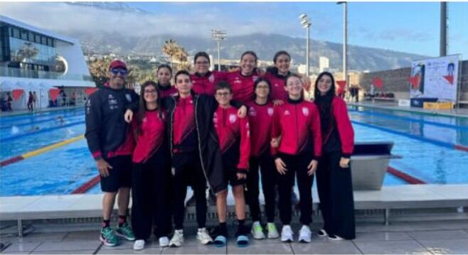 Equipo del CD ESNA Lanzarote junto al entrenador Óscar Pérez en el Centro de Deportes Acuáticos de Tenerife.