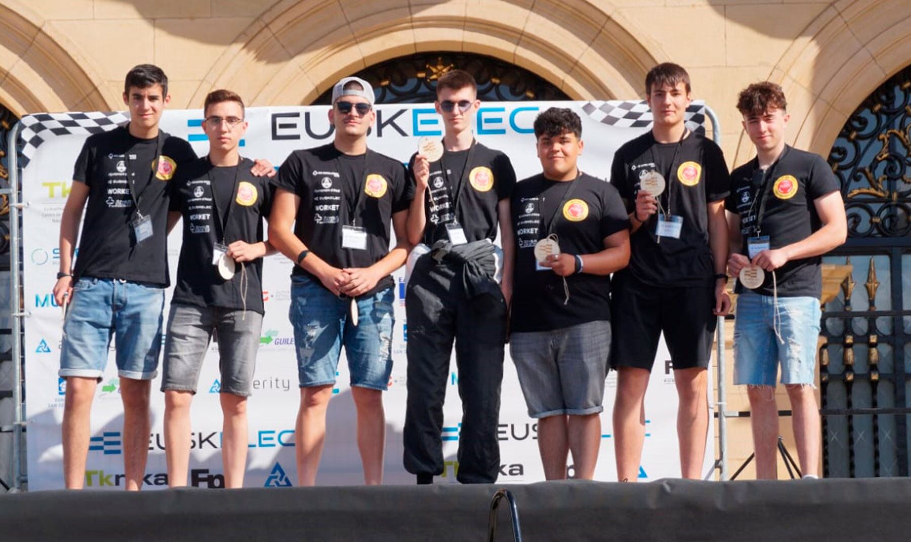 Alumnos representantes del equipo del IES Cotes Baixes en el podio de la prueba