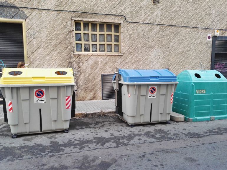 Contenedores en una calle de Elche