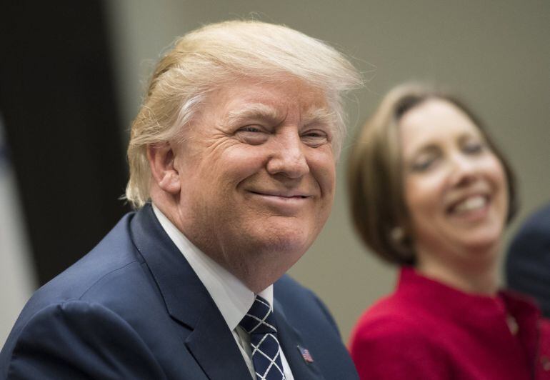 El presidente de los Estados Unidos, Donald Trump durante una reunión del Consejo Económico Nacional junto a consejeros delegados de bancos pequeños y comunitarios