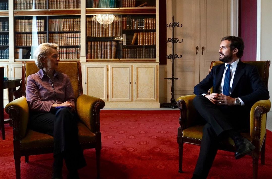 El presidente del PP, Pablo Casado, junto a la presidenta de la Comisión Europea, Ursula von der Leyen