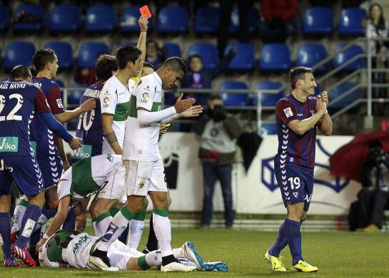 Prieto Iglesias muestra tarjeta roja al delantero italiano del Eibar, Federico Piovaccari.