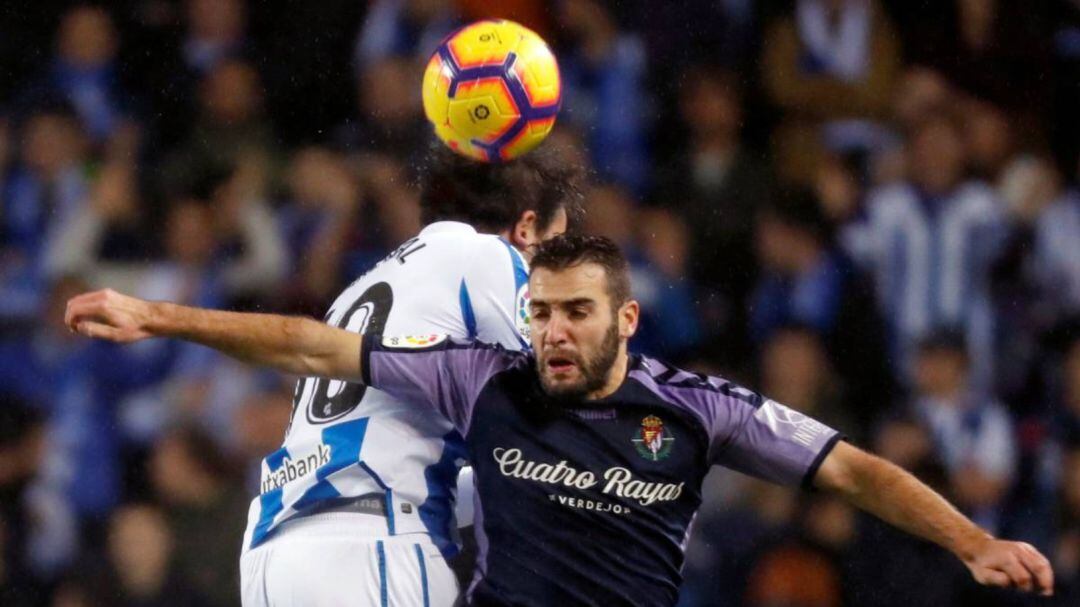 Antoñito disputa con Mikel Oyarzabal un balón por alto