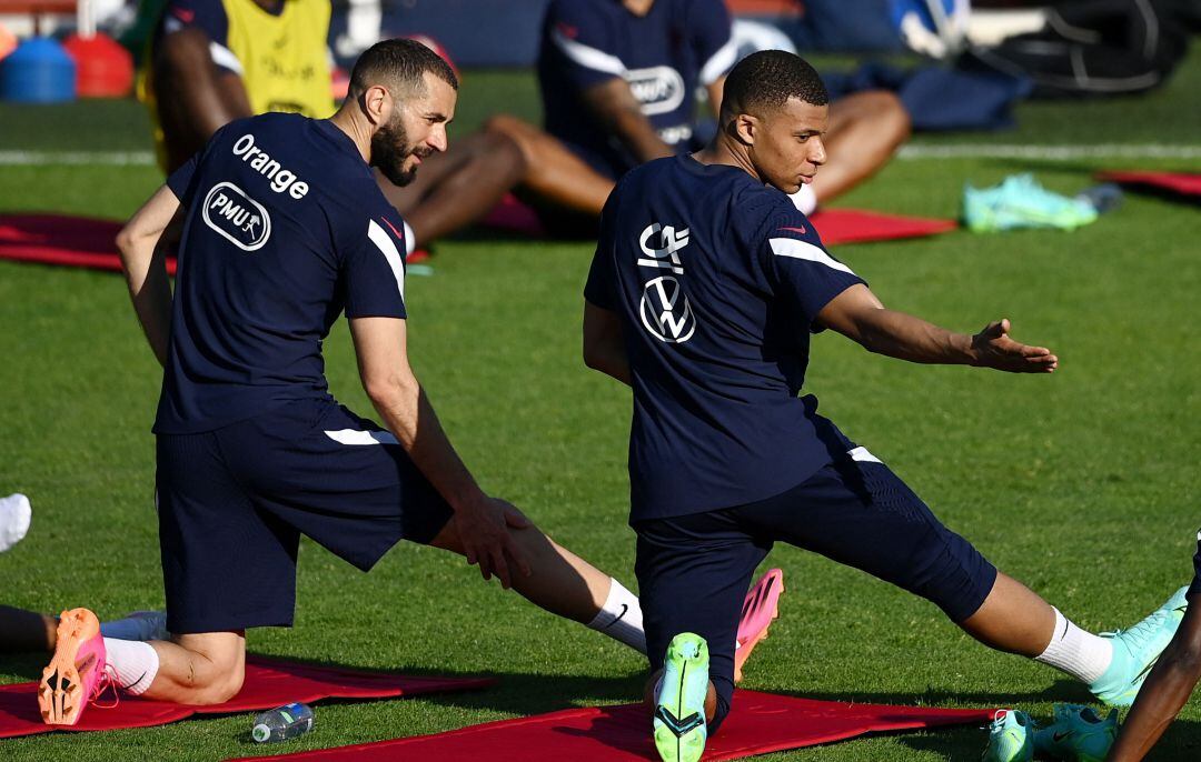 Mbappé y Benzema durante un enfrentamiento con Francia