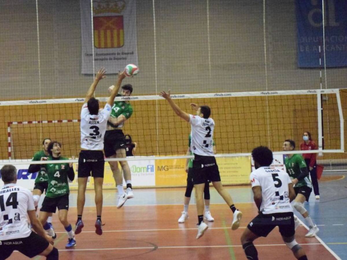 Unicaja Costa de Almería sufre en la batalla de Almoradí