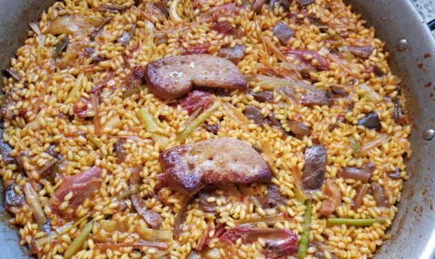 Arròs d&#039;ànec, foie, bolets i alls tendres