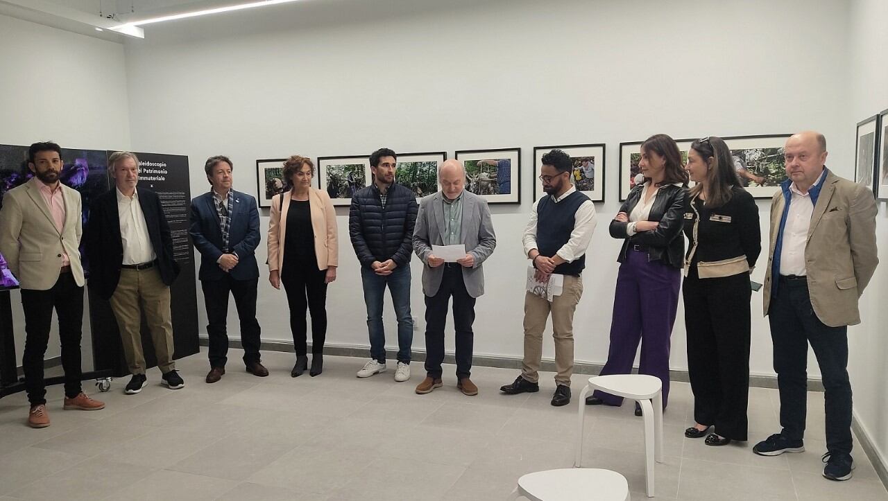 Agustín Muñoz, concejal de cultura, junto al presidente de la comarca y Fabio Fichera