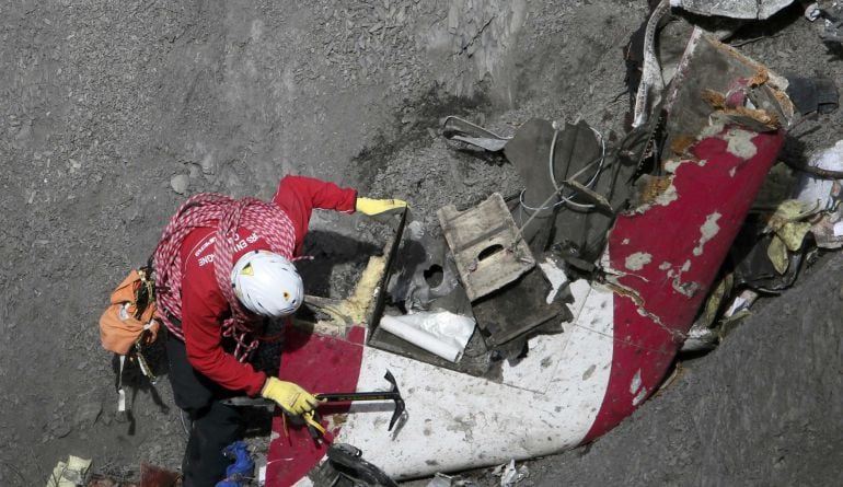 Fotografía de archivo de los restos del avión de Germanwings tras el accidente provocado por Lubitz. 