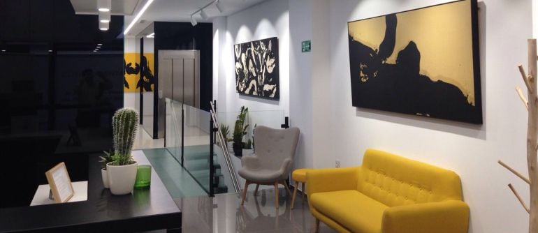 Sala de espera y exposiciones de la clínica dental Artis.