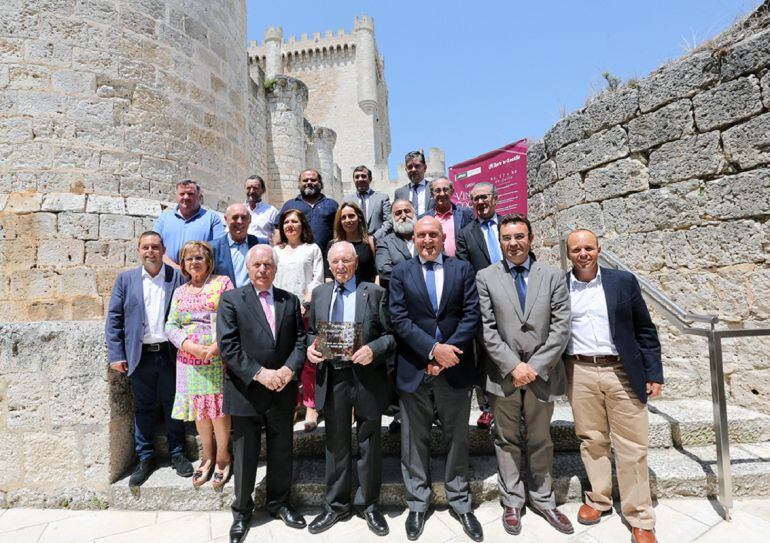 Foto de familia de los asistentes al curso &quot;El Vino y la cocina&quot; de la UEMC en el Museo del Vino de Peñafiel con los galardonados hermanos Pérez Pascuas en el centro