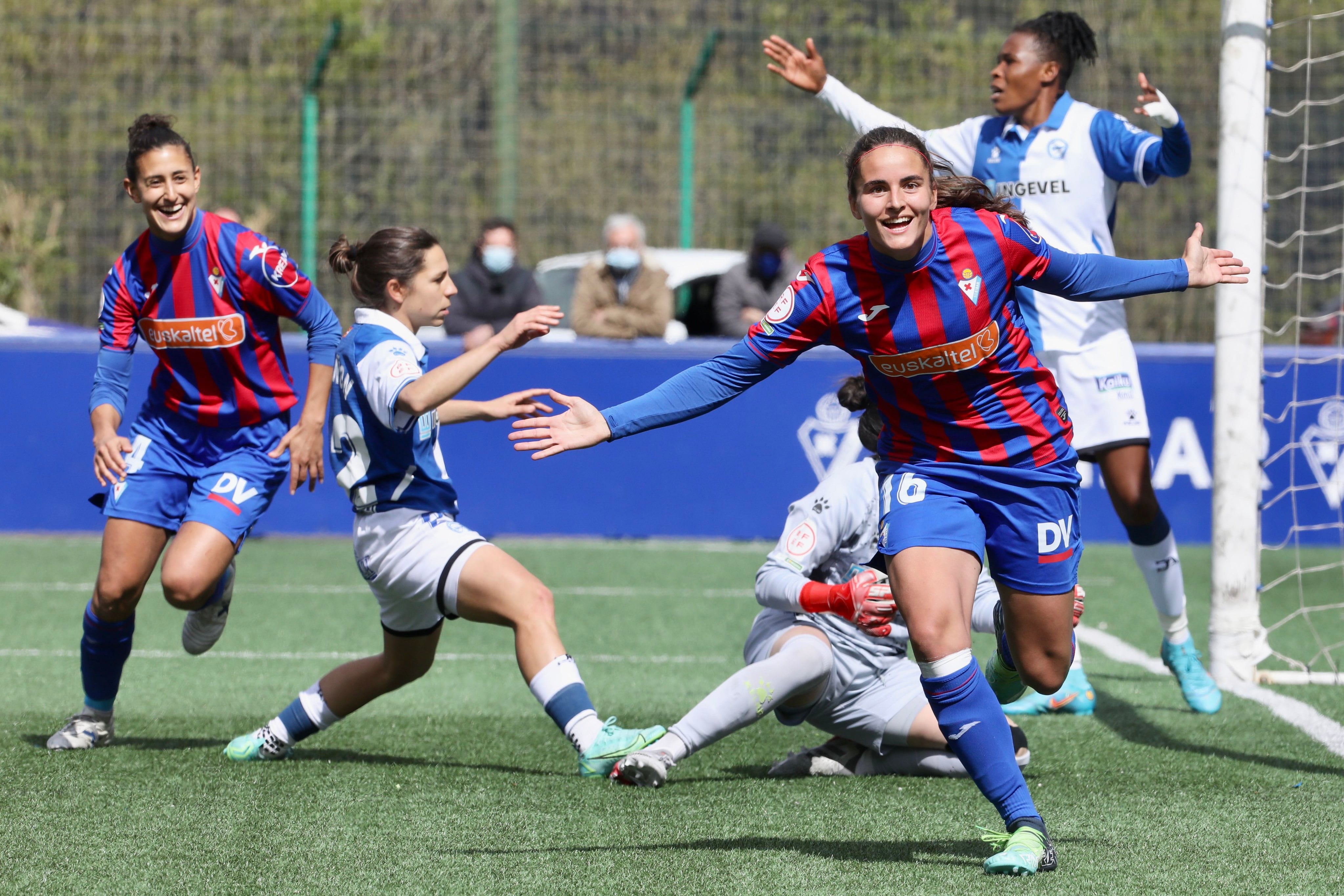 Las armeras celebran el gol de Carmen Álvarez contra el Alavés