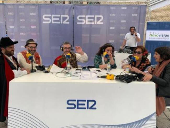 El programa Hoy por hoy durante el Día del Bando de la Huerta 2019. (De izq. a dcha.) Pablo Guzmán (abogado); Miguel Ángel Hdez (profesor y escritor); Paco Sánchez y Maica Sánchez; Mª José Candel (empresaria) y Elisa Reche (periodista)