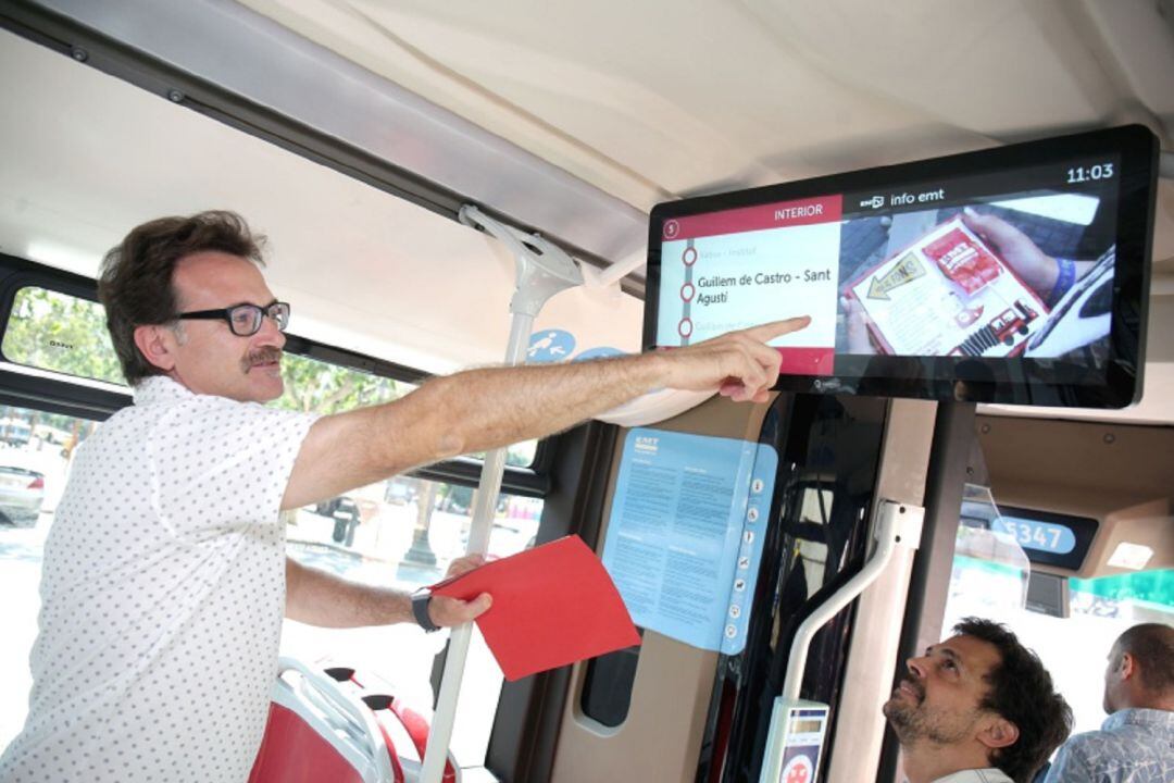 El concejal de Movilidad Sostenible, Giuseppe Grezzi, durante la presentación de las novedades tecnológicas de la EMT (ARCHIVO)