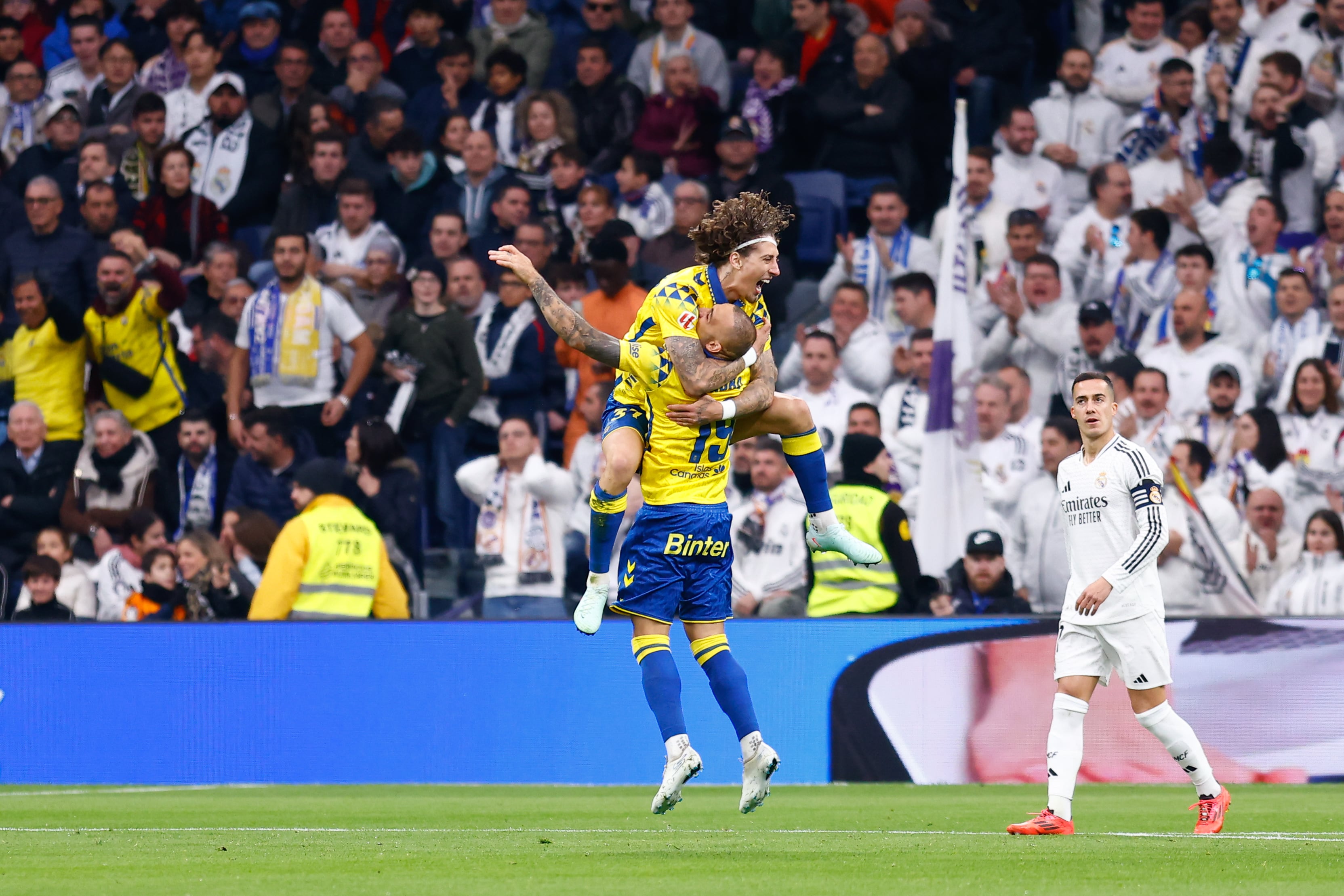 Los jugadores de Las Palmas celebran el gol delante de Lucas Vázquez