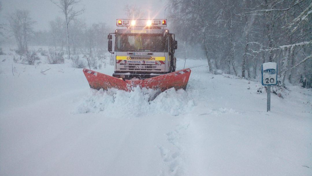 Trabajos de limpieza de la nieve en Pedrafita do Cebreiro (Lugo).