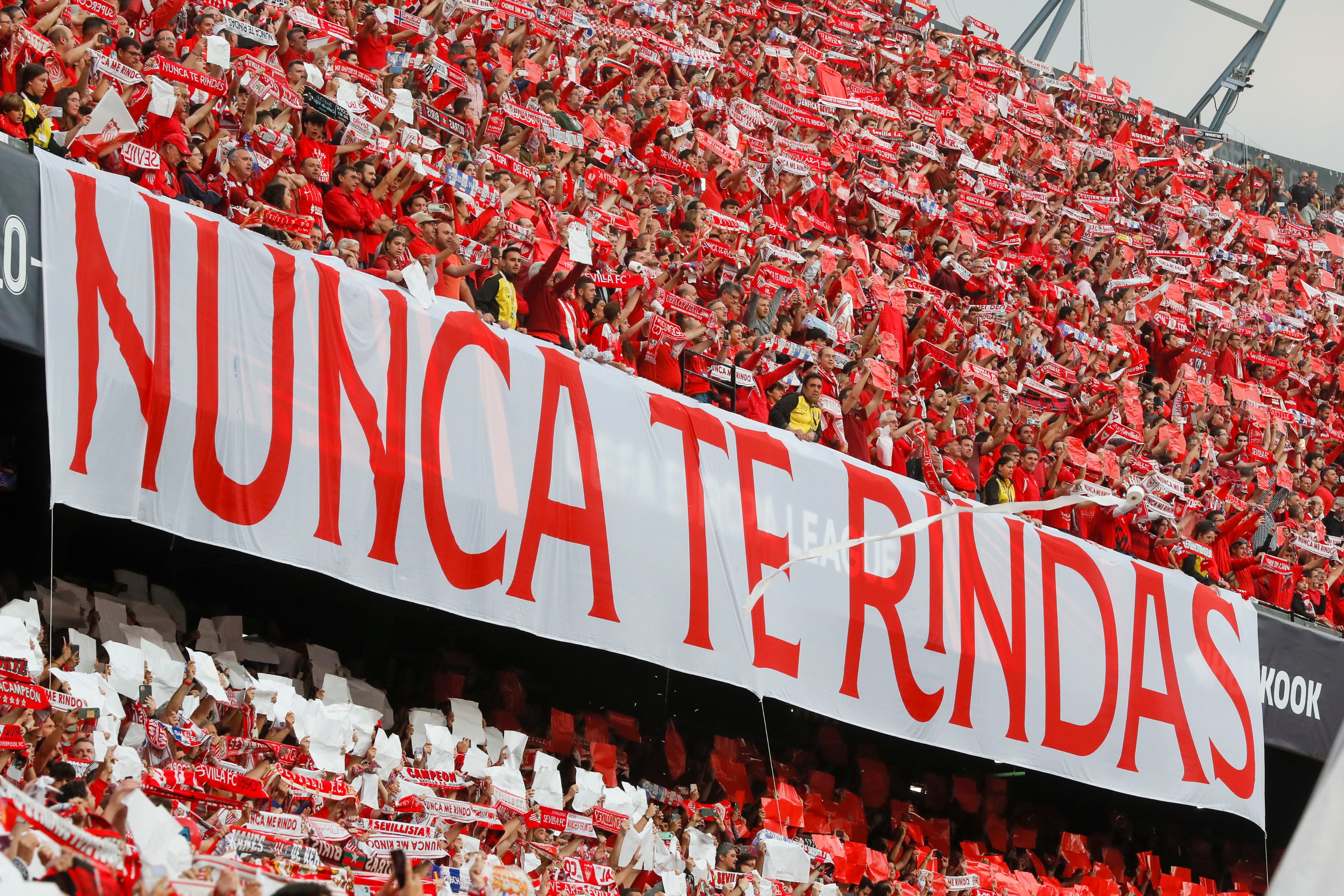 La afición del Sevilla anima a su equipo instantes antes del inicio del partido de vuelta de semifinales de la Liga Europa ante la Juventus. EFE/ José Manuel Vidal