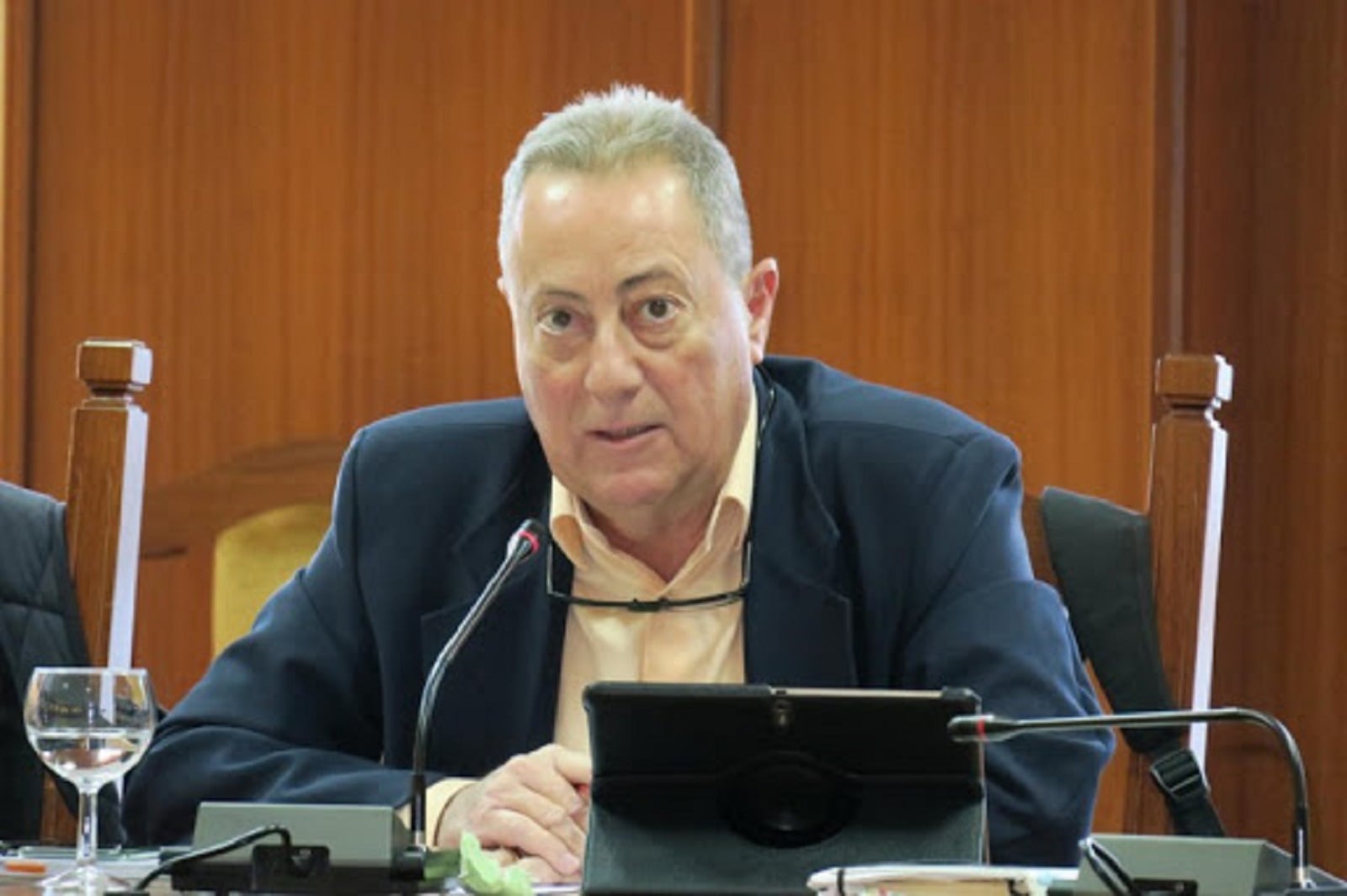 Juan Manuel Sosa en el salón del plenos del Cabildo de Lanzarote.