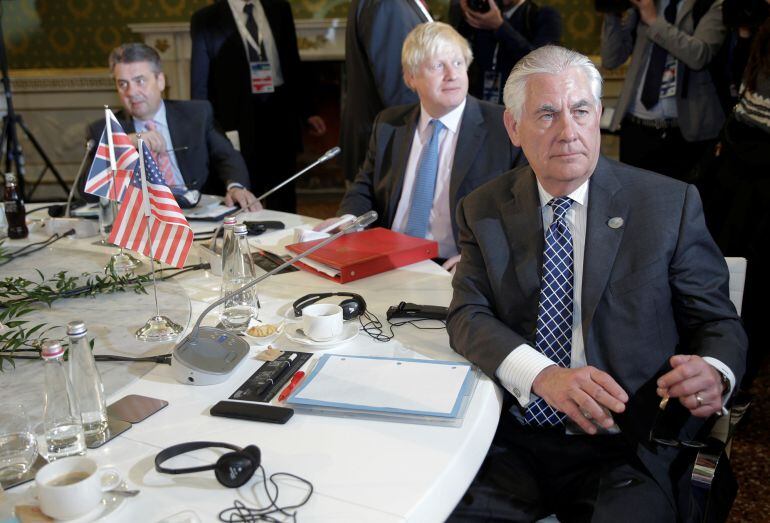 El Secretario de Estado de Estados Unidos, Rex Tillerson, junto con el ministro de Asuntos Exteriores del Reino Unido, Boris Johnson en la reunión de Estados del G7