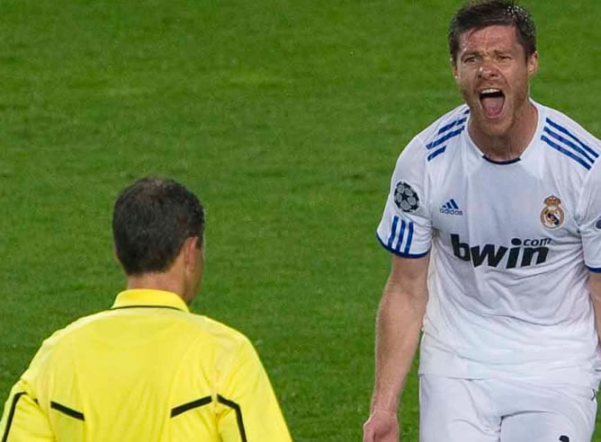 Xabi Alonso, desesperado ante De Bleeckere