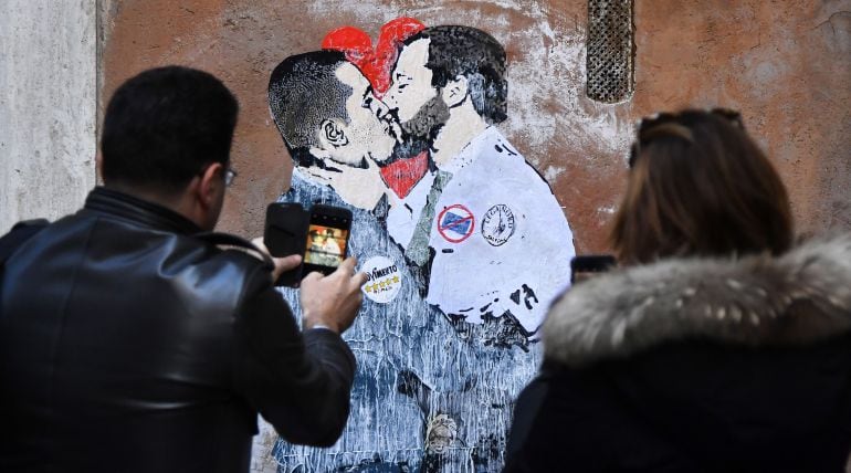 Grafiti de Luigi di Maio y Matteo Salvini.