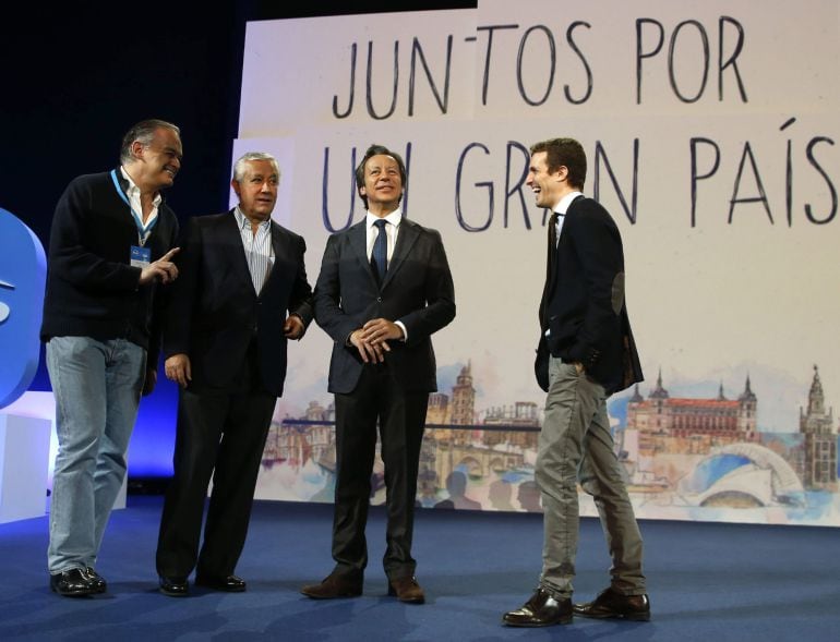 GRA042. MADRID, 23/01/2015.- Los vicesecretarios generales del PP, Esteban González Pons (i), Carlos Floriano (2d), Javier Arenas (2i), y el portavoz de campaña y responsable de comunicación &quot;online&quot;, Pablo Casado (d), durante la visita que ha realizado e