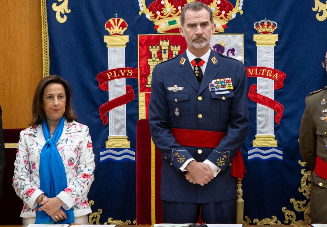 La ministra de Defensa, Margarita Robles, junto al rey Felipe VI, en una foto de archivo.