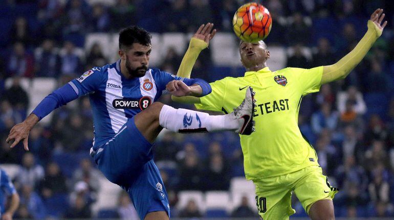 Marco Asensio y Deyverson Silva, durante el encuentro de la jornada 14 de la Liga BBVA.