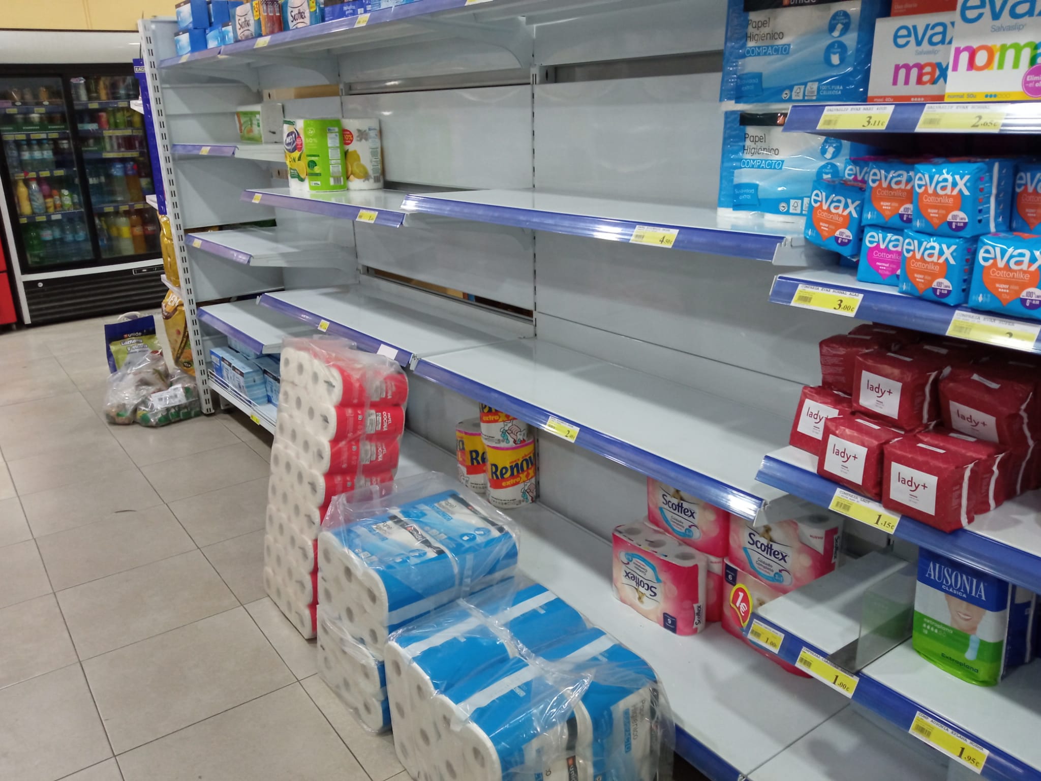 Estantes vacíos en un supermercado del centro de Alicante