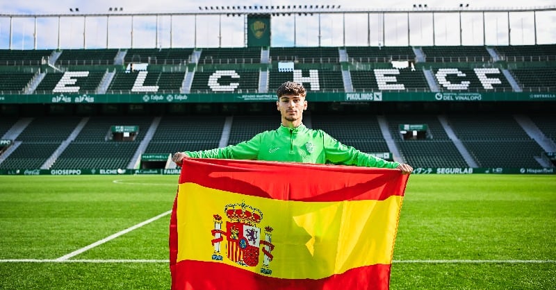 Rodrigo Mendoza posa con la bandera de España en el estadio Martínez Valero