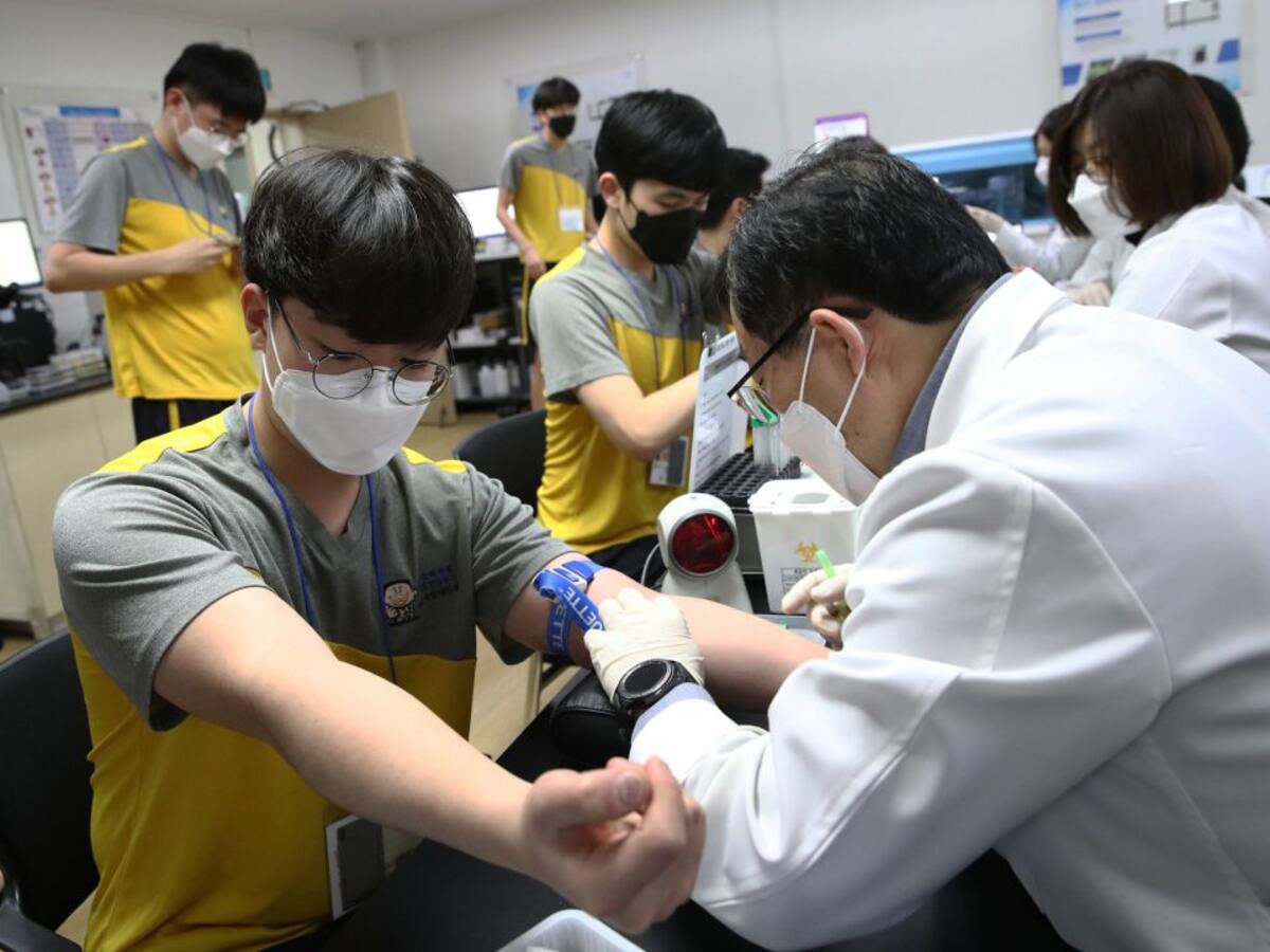 China aumenta a 361 el número de muertes por el coronavirus